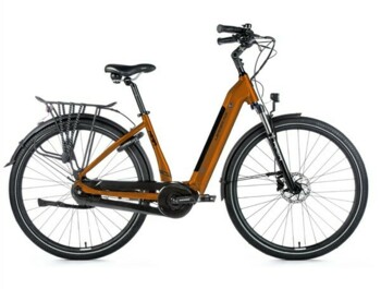 Mestský elektrobicykel s elegantným dizajnom, 8-mi stupňovou integrovanú prehadzovačkou Shimano Nexus, odpruženou prednou vidlicou a rozmerom kolies 28".
